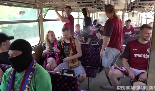 Фанаты чешской Спарты толпой трахают девушку в поезде
